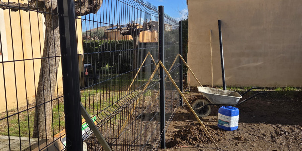 Fourniture et pose de grillage rigide avec lames PVC occultante à Bouillargues