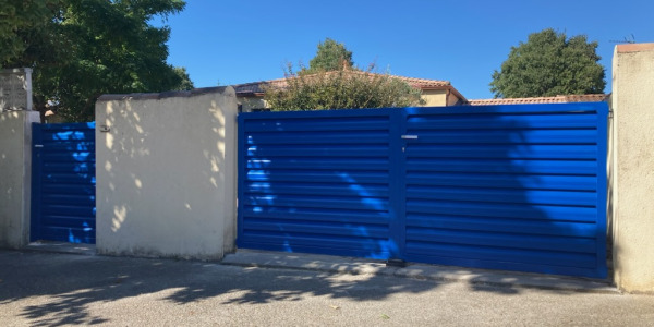 Portail persienne sur mesure en RAL 5017 mat : une réalisation unique