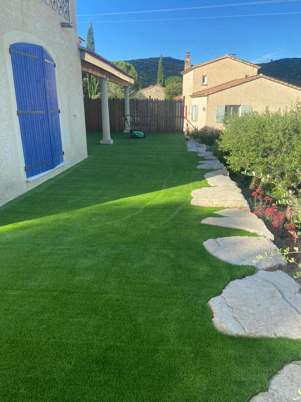 Pose de gazon synthétique Taïga 42 mm à Nîmes.