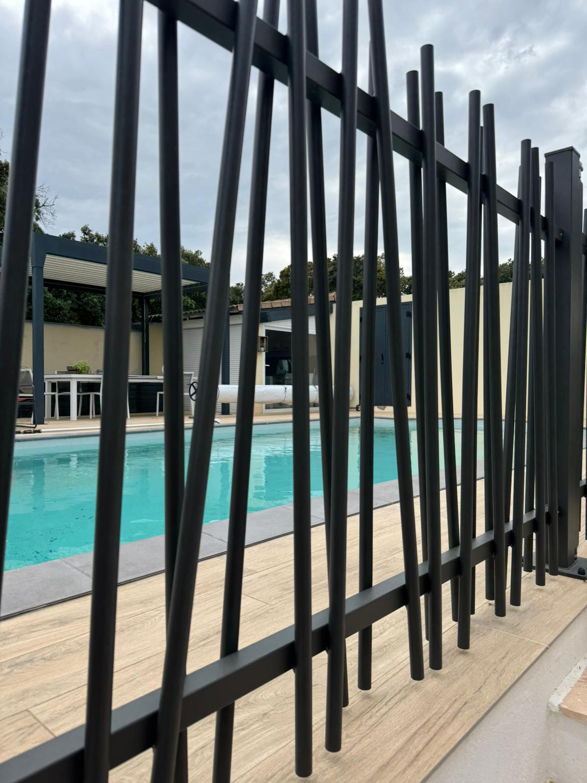 Installation d'une clôture en barreaux aléatoire