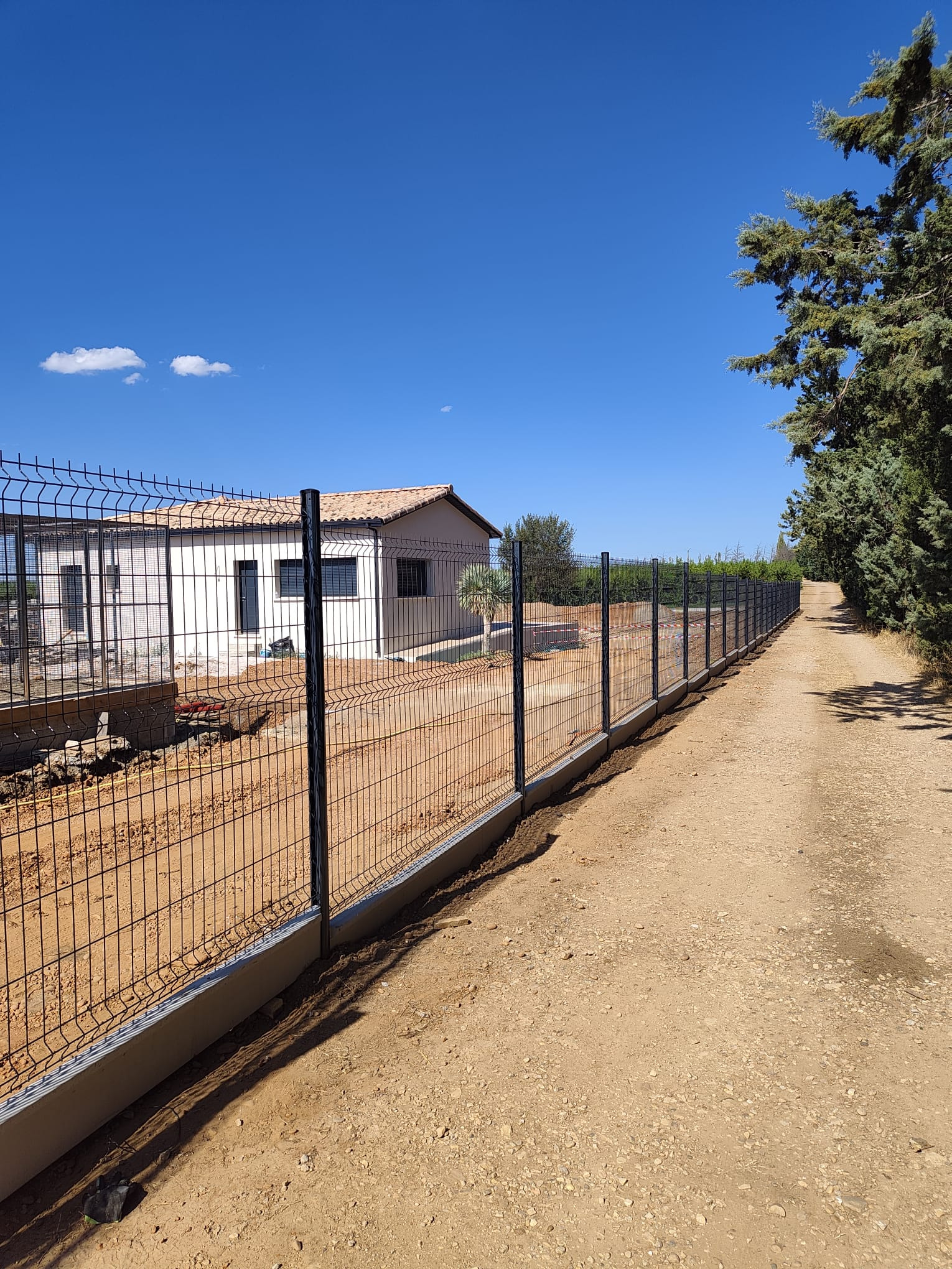 Réalisation dans le Gard : 160 mètres de clôture rigide avec soubassements béton