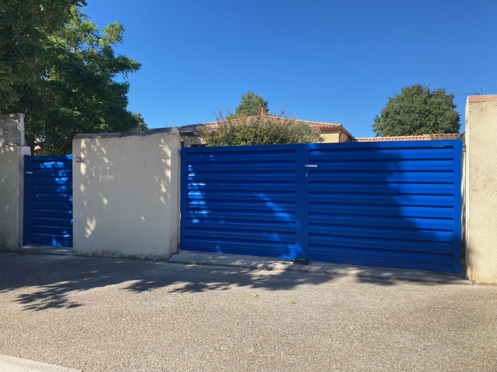 Portail persienne sur mesure en RAL 5017 mat : une réalisation unique